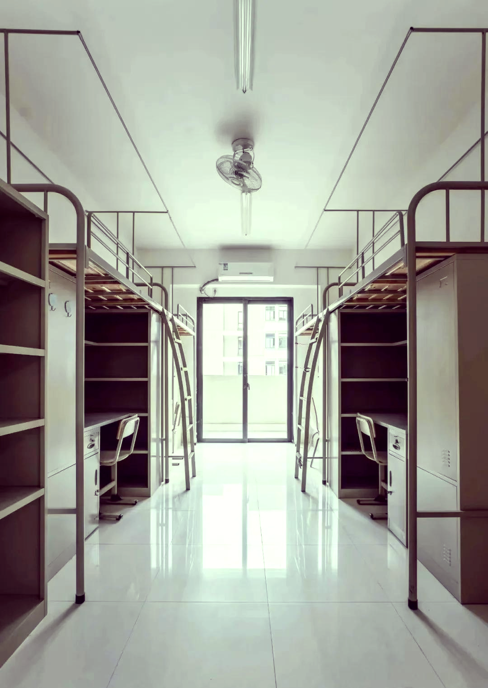 临港宿舍上床下桌布局实拍